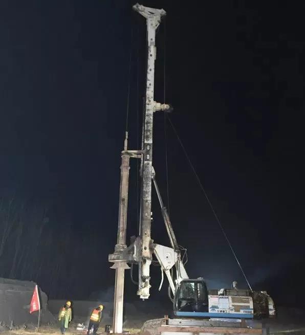 幸运彩旋挖打下雄安站第一桩